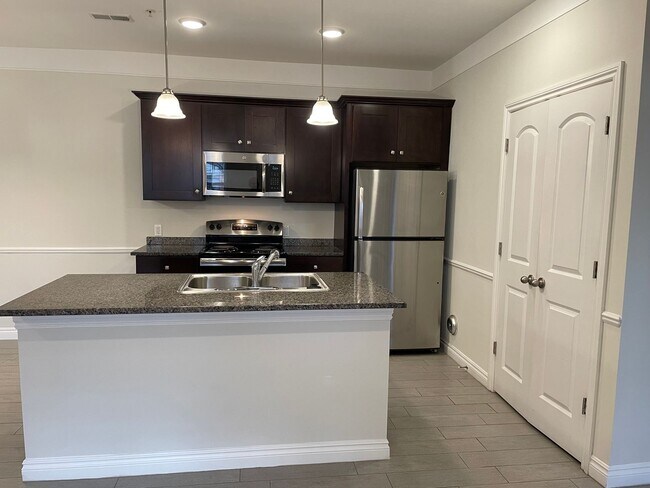 Building Photo - Shelby Township, 1st Floor Access!  2 Bedrooms, 2-Baths, att. Garage