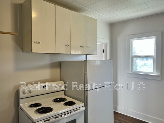 Building Photo - 533 8th St