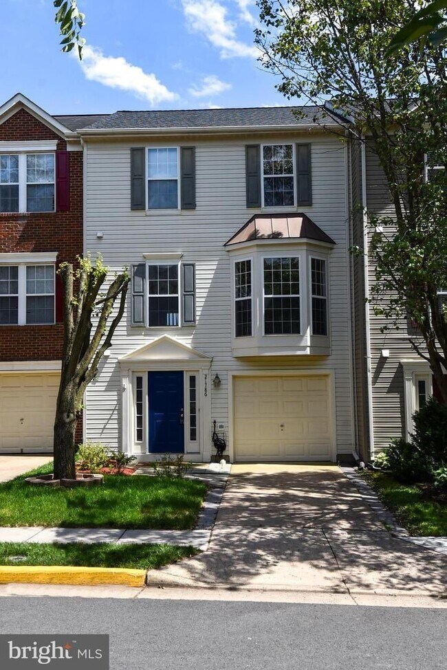 Building Photo - Beautifully updated townhome with an attac...