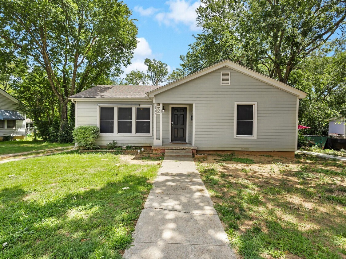 Primary Photo - 2206 Fowler Dr