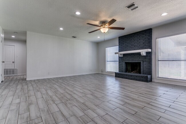 Foto del edificio - 3 Bedroom Home in El Chaparral Neighborhood