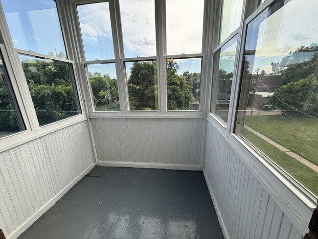 Building Photo - Large 1 Bed unit close to parks, great architecture and very walkable