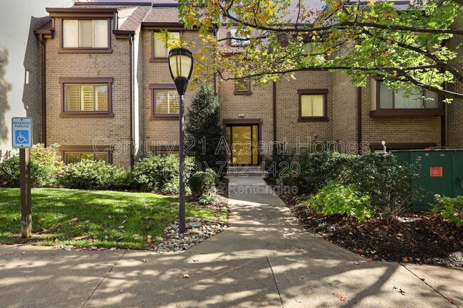 Building Photo - 1633 Parkcrest Cir