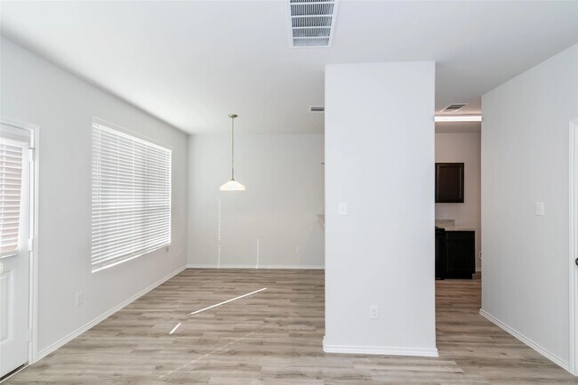 Foto del edificio - 3210 Honeysuckle Dr