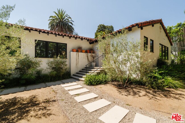 Foto del edificio - 2443 N Vermont Ave
