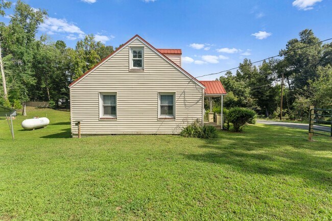 Building Photo - Newly Remodeled 3-Bedroom Home in Town of Blackstone!