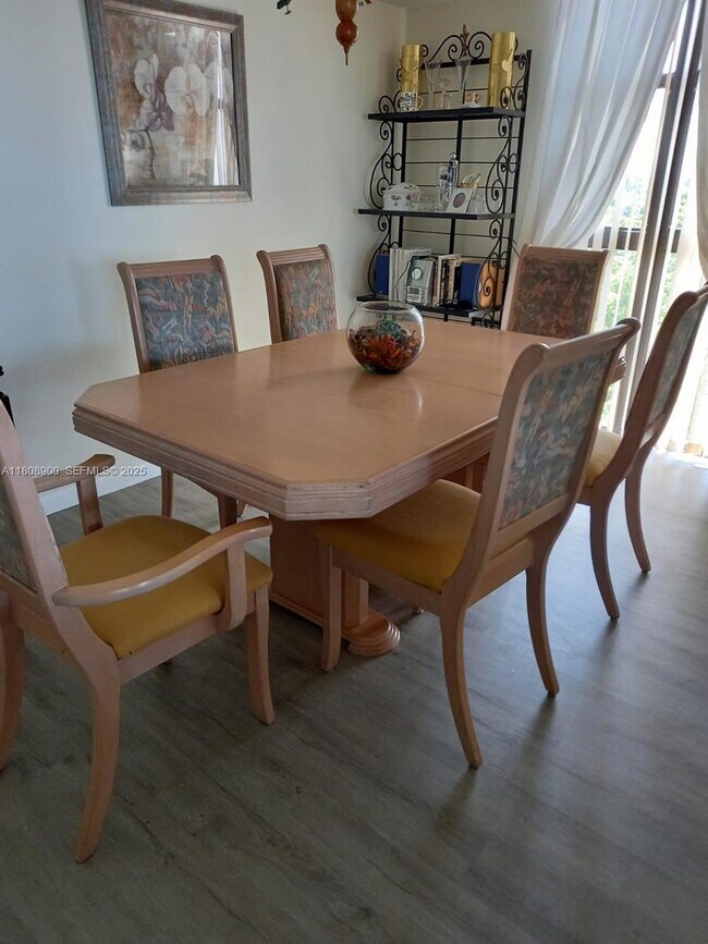 Foto del edificio - 2000 Towerside Terrace