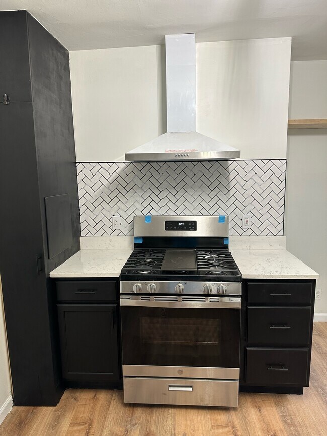 Kitchen - 629 Magnolia Ave