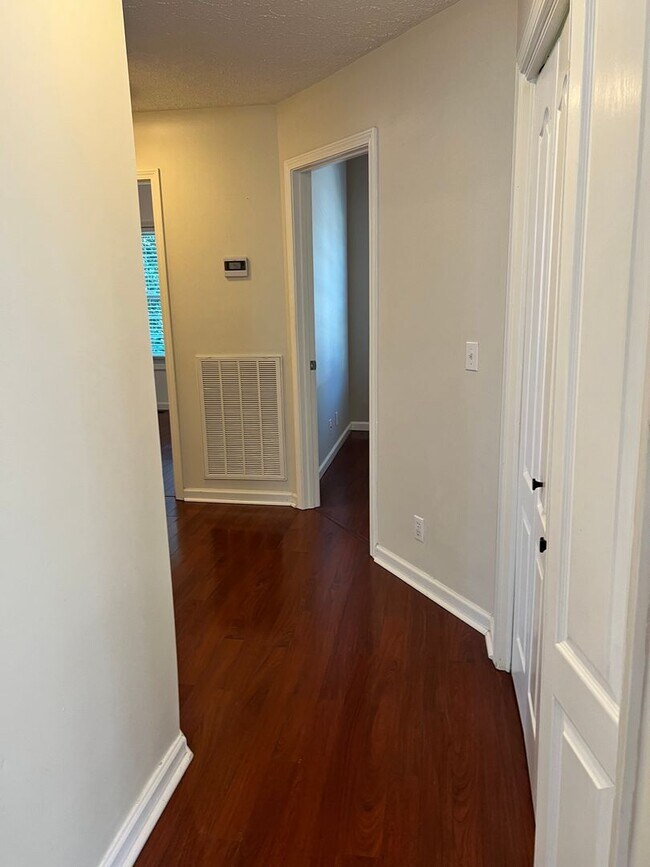 Foto del edificio - Three bedroom with bonus room and fence!
