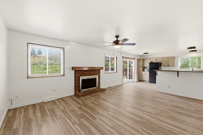 Foto del edificio - Huge Backyard - Remodeled 3 Bedroom 1.5 Bath Ready ASAP!