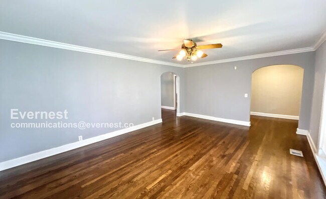 Building Photo - Spacious 3-Bedroom, 2-Bathroom Home with M...