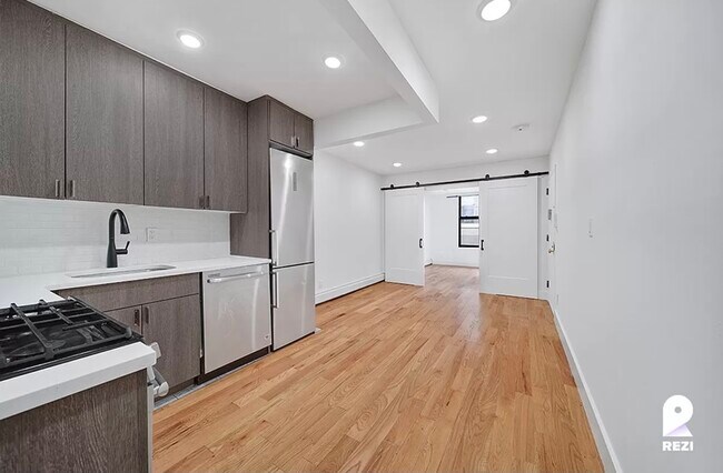 Foto del edificio - 369 E 21st St