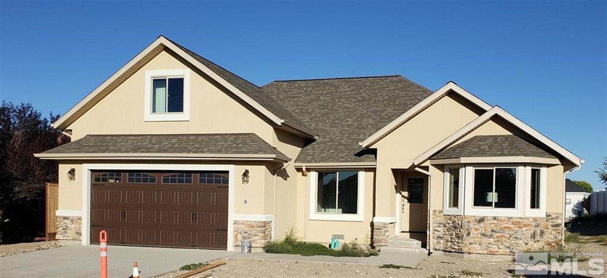 Foto principal - Beautiful home for rent on the Fernley Gol...