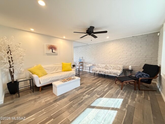 Foto del edificio - 8271 E Kenyon Dr