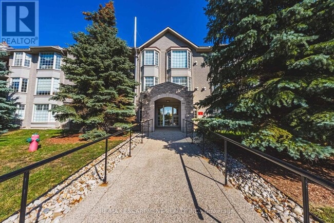 Building Photo - 990 Golf Links Rd