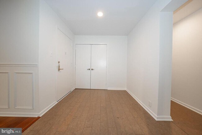 Building Photo - 1640 Oakwood Dr