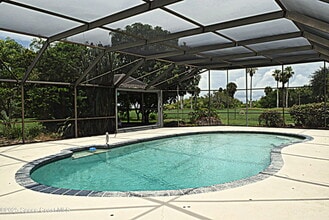 Building Photo - 285 Utopia Cir