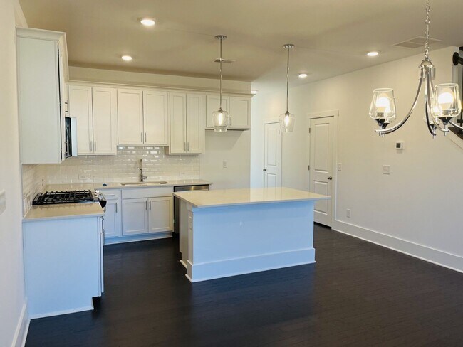 Foto del edificio - BRAND NEW Townhome located across from Wes...