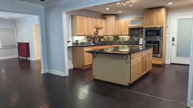 Building Photo - Elegant Home in Old Town Georgetown