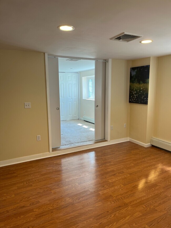 Building Photo - 6 Helen Pl