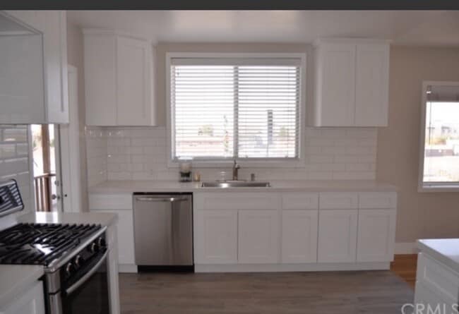 Modern kitchen - 820 9th St