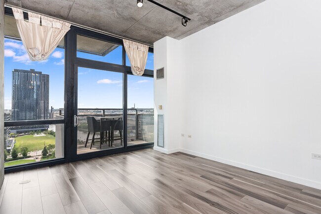 Building Photo - 235 W Van Buren St