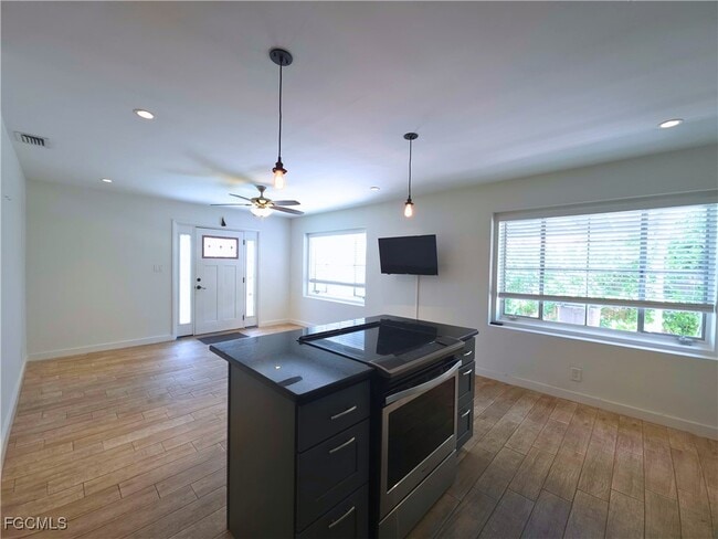 Building Photo - 1915 Llewellyn Dr