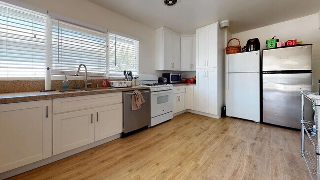 Foto del edificio - MASSIVE 8 Bed / 4 Bath Home on Mary Lane - 2 Kitchens! Private Yard, Driveway, 8 Parking Permits ...