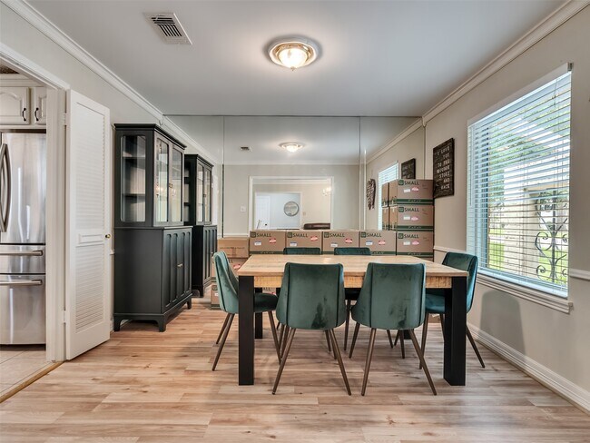 Building Photo - 2811 Quincannon Ln