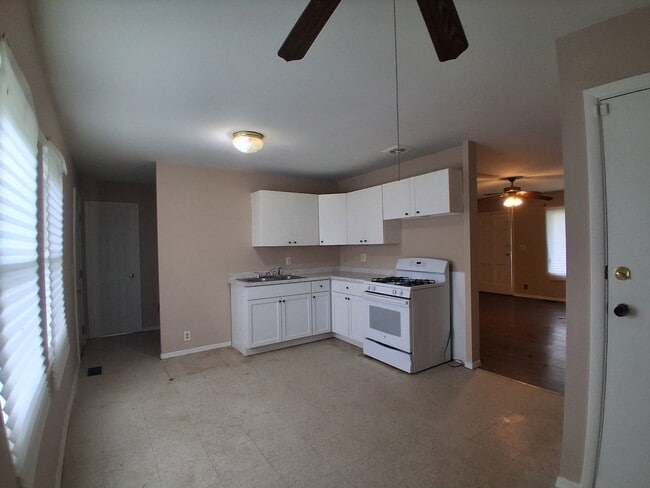 Building Photo - 908 Knollcrest Dr