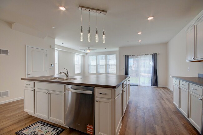 Building Photo - 5935 Hawkweed Dr
