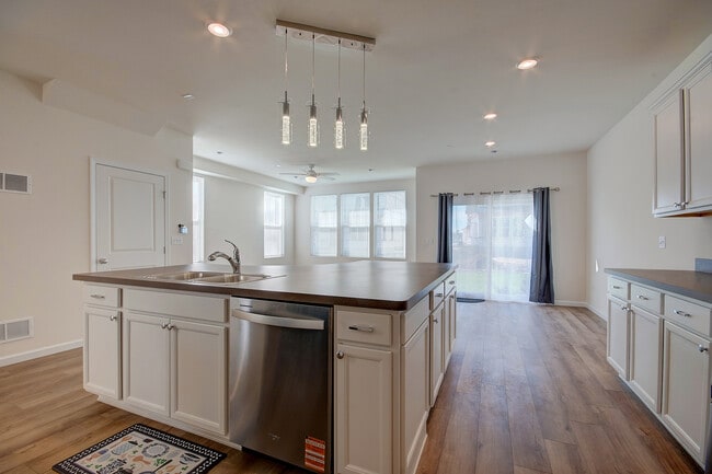 Foto del edificio - 5935 Hawkweed Dr