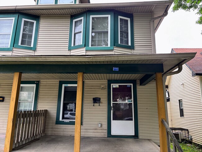 Foto del edificio - 2305 N Kenwood Ave
