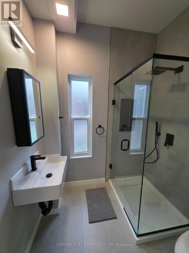 Building Photo - 82 Albert St N