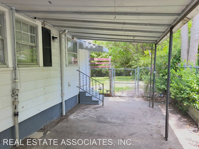 Building Photo - 2 br, 1.5 bath House - 800 Carter Avenue