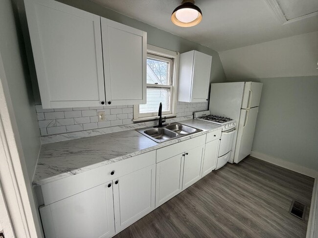 Foto del edificio - 2235 Ekin Ave