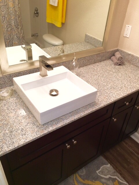 Baño renovados con lavabo cuadrado - The Arts Apartments at West Napoleon