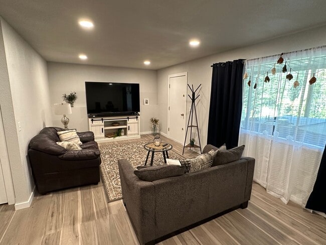 Building Photo - Beautiful home near Avondale Golf Course