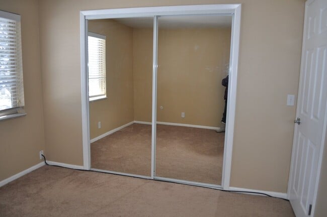 Building Photo - 2 bed / 1 bath rental