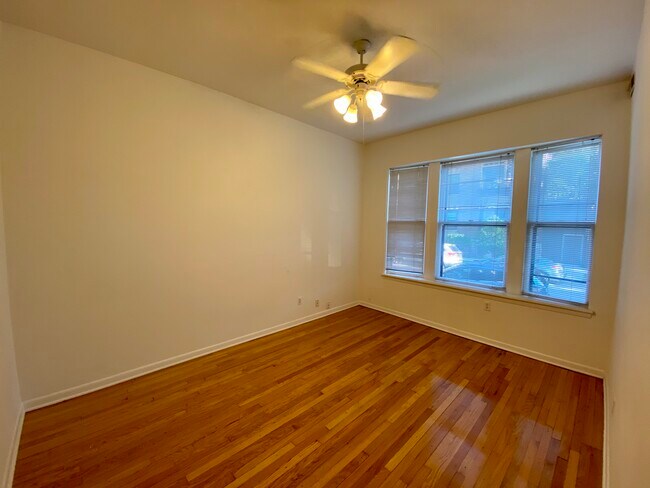 Foto del edificio - 1208 W Nelson St