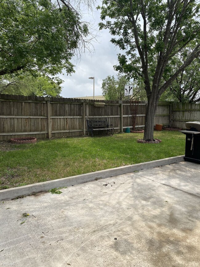 Building Photo - 2 br, 1 bath Townhome - 2818 Village Dr