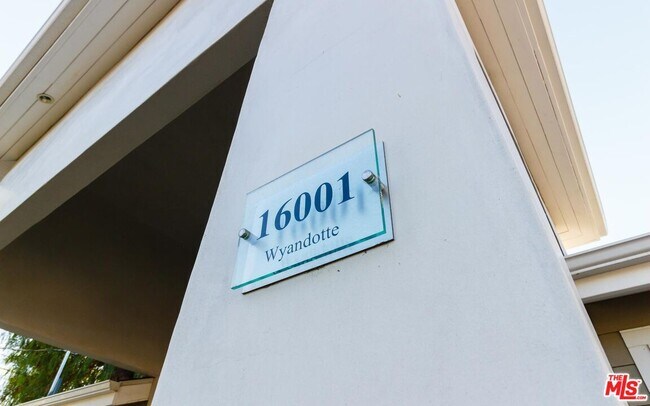 Foto del edificio - 16001 Wyandotte St