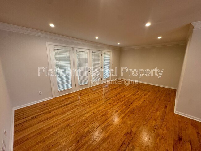 Foto del edificio - 311 Peachtree Hills Ave NE