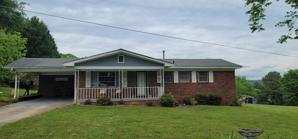 Rocking chair front porch! - 4411 Wahoo Dr