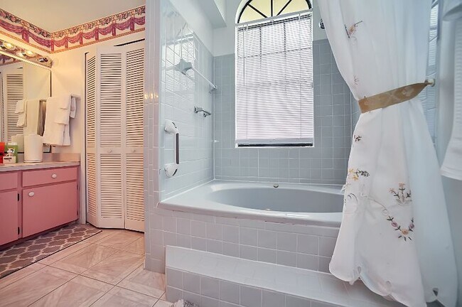 Master bath - 1040 Lamplighter Dr NW
