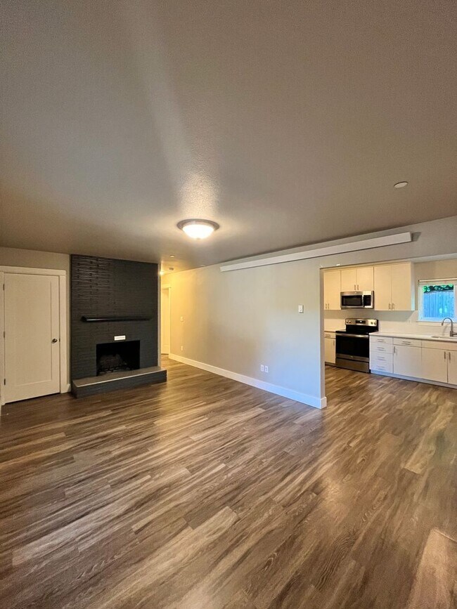 Building Photo - Large 3 Bedroom 2 Bathroom! In-Unit Washer...