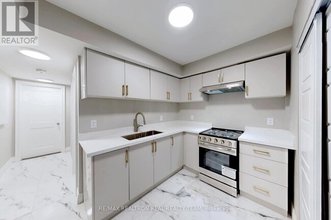 Building Photo - 195 Balmoral Ave N