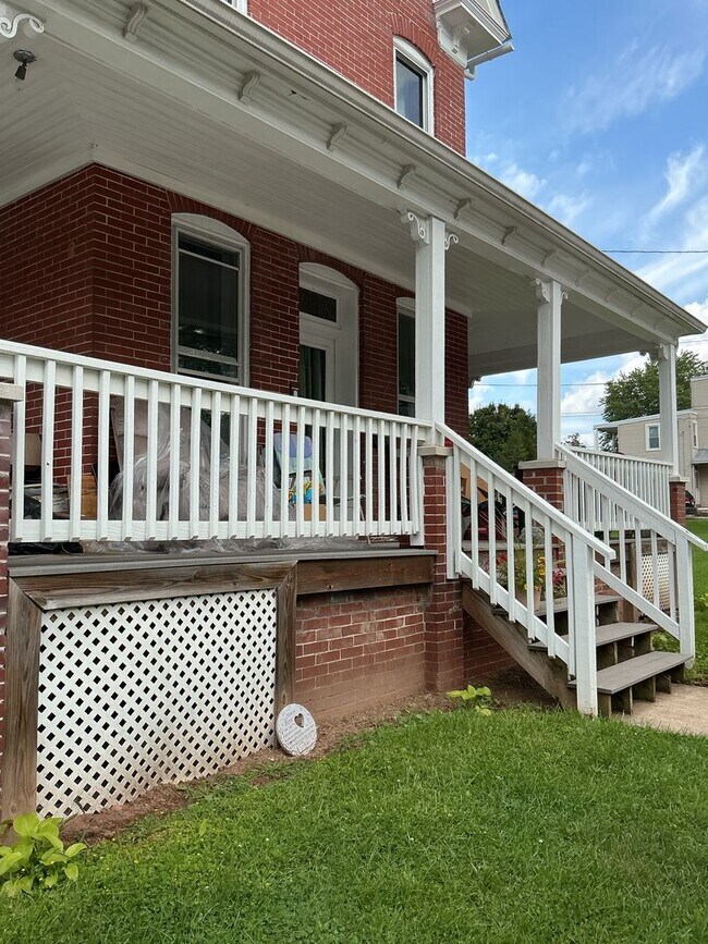 Building Photo - 53 E Canal Rd