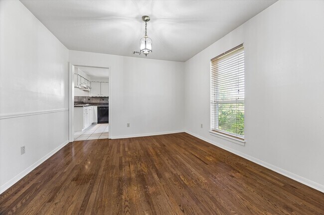 Building Photo - 3232 Parkwood Dr