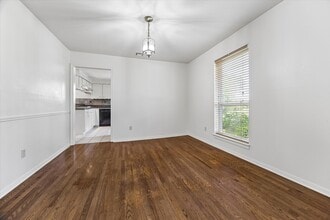 Building Photo - 3232 Parkwood Dr